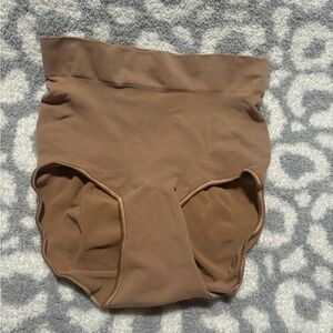 Skims seamless sculpt mid waste brief